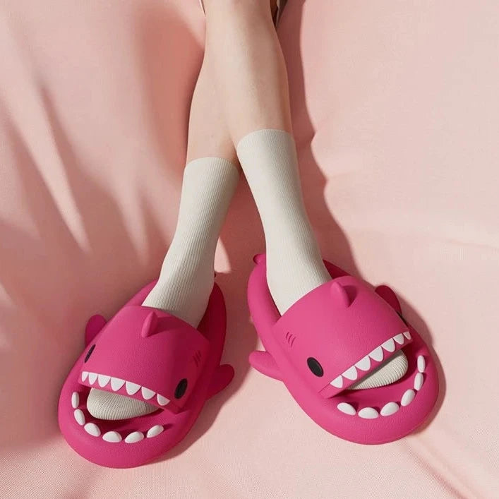 Chaussons à semelle épaisse 4 cm en forme de requin, pour femme et homme. Mules d’intérieur et de salle de bain au design cartoon mignon, chaussures d’été 2024 unisexes, adaptées pour la plage et un usage décontracté.