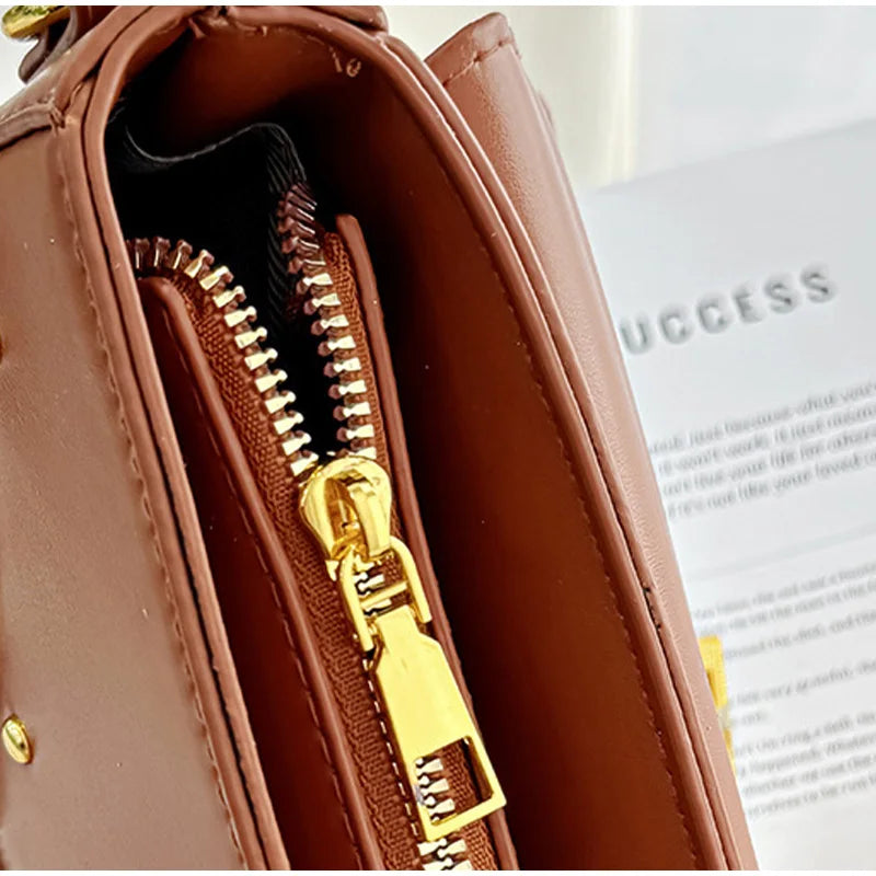 Petit sac à bandoulière carré pour femme, sac à main de moto, style punk en métal, design de niche initié, mode pour femme, nouveau, 2025