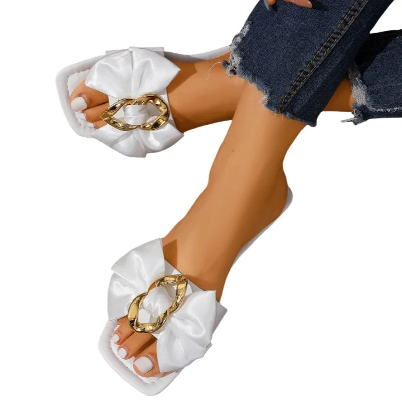 Chaussons d’été très populaires à bout carré, confortables et plats. Modèle tendance avec nœud décoratif, antidérapant, style décontracté pour femme, disponible en grandes tailles.
