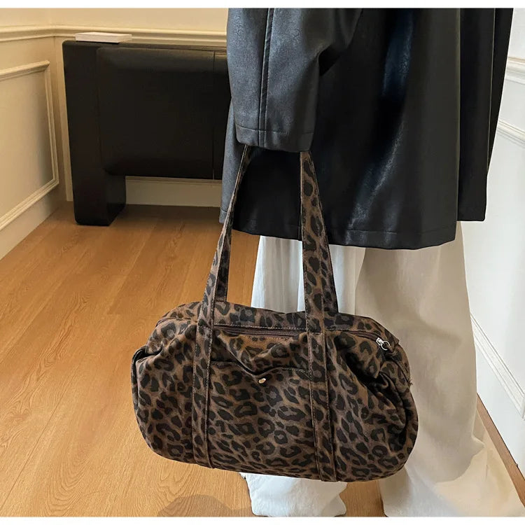 Sac cabas en toile à motif léopard tendance, grande capacité, sac à bandoulière mode avec poignées, idéal pour les trajets quotidiens, sac polyvalent avec texture et rangement.