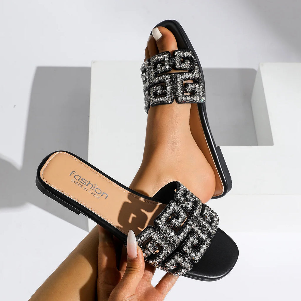 Sandales d’été 2026 pour femme à semelle plate, avec motif géométrique et décorations en diamant. Chaussures de plage polyvalentes et décontractées à enfiler, au style tendance et moderne pour femme.