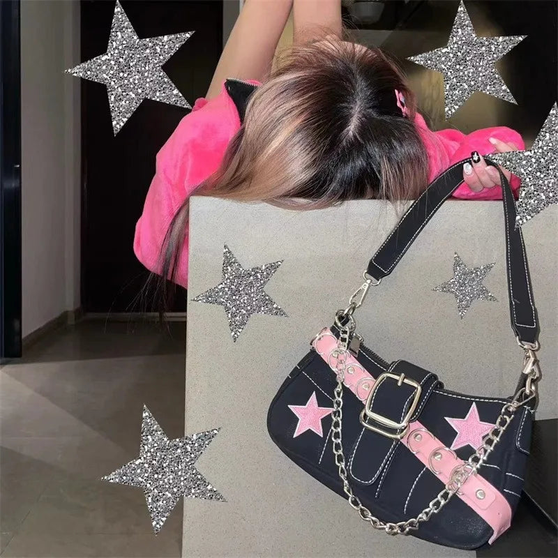Sac à main femme tendance, en denim avec motif étoiles, style Y2K pour filles branchées. Petit sac porté épaule ou sous le bras en toile (canvas), doté d’une chaîne décorative, idéal comme sac fourre-tout (tote bag) pour un look mode inspiré