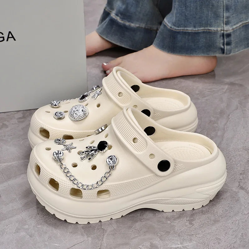 Sandales style Crocs pour femme avec ours en cristal, à porter en intérieur et extérieur. Mules d’été tendance, modèle DIY à double utilisation, confortables et respirantes en EVA, style décontracté pour femme.