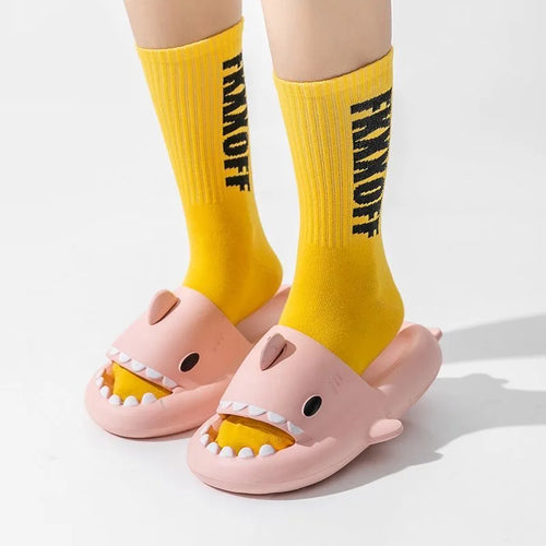Chaussons à semelle épaisse 4 cm en forme de requin, pour femme et homme. Mules d’intérieur et de salle de bain au design cartoon mignon, chaussures d’été 2024 unisexes, adaptées pour la plage et un usage décontracté.
