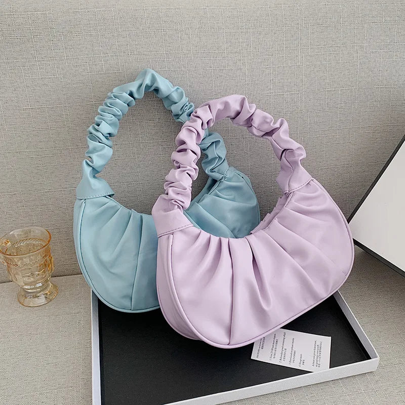 Sac à main élégant au design plissé effet nuage, conçu en cuir PU. Ce modèle moderne et féminin peut être porté à l’épaule ou sous le bras pour un look chic et décontracté.