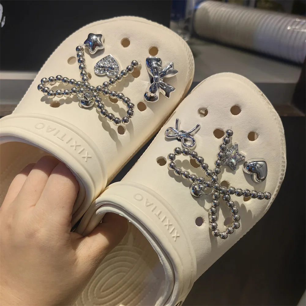 Set de charms de chaussures élégants avec perles et nœud, décorations florales sophistiquées. Accessoires DIY amovibles pour chaussures, ornements de style avancé avec motifs de perles, fleurs, étoiles et éléments cartoon pour personnaliser vos chaussures