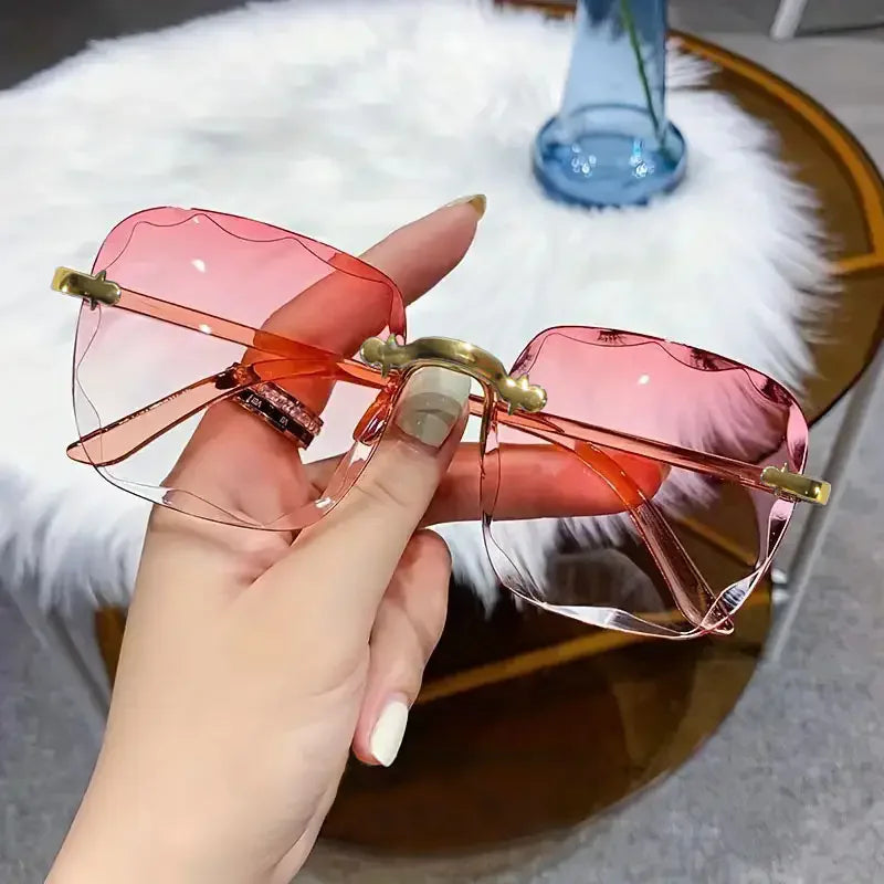 Lunettes de soleil carrées sans monture pour femmes, au style luxueux et tendance. Modèle de créateur avec verres rouges, adapté également aux hommes. Protection UV400 contre les rayons ultraviolets, idéale pour l’été et les activités en extérieur.