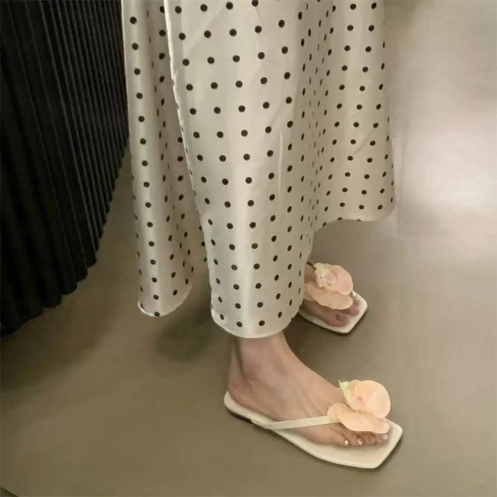 Chaussures plates pour femmes avec fleurs, sandales confortables et stylées à enfiler entre les orteils, sandales d’été 2026 pour la plage, chaussons d’extérieur pour la marche.
