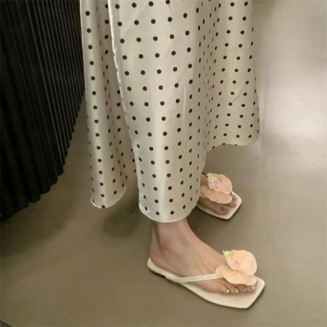 Chaussures plates pour femmes avec fleurs, sandales confortables et stylées à enfiler entre les orteils, sandales d’été 2026 pour la plage, chaussons d’extérieur pour la marche.