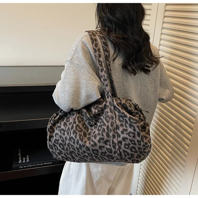 Sac cabas en toile à motif léopard tendance, grande capacité, sac à bandoulière mode avec poignées, idéal pour les trajets quotidiens, sac polyvalent avec texture et rangement.