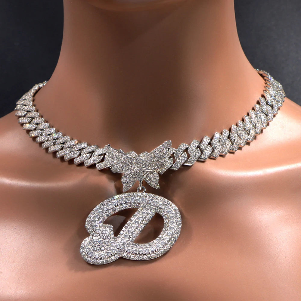 Collier chaîne cubaine 14 mm pour hommes et femmes, avec pendentif papillon en cristal et initiales, lettres cursives style “iced out”, bijou de style rappeur, nouveau bijou de mode.