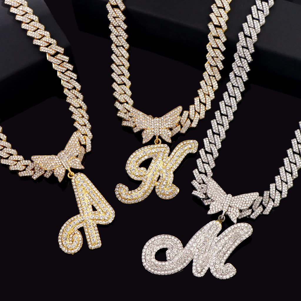 Collier chaîne cubaine 14 mm pour hommes et femmes, avec pendentif papillon en cristal et initiales, lettres cursives style “iced out”, bijou de style rappeur, nouveau bijou de mode.