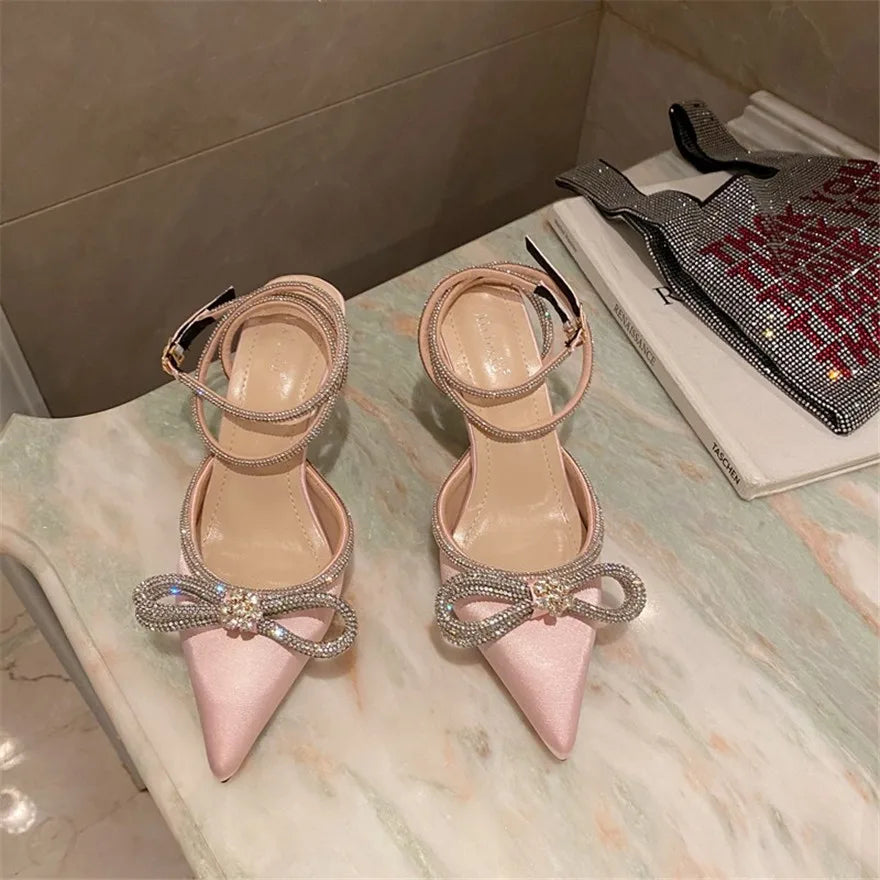 Mode diamant nœud papillon femmes sandales 2026 coréen pointu cristal boucle noir rose soie robe de soirée de mariage dame chaussures à talons hauts