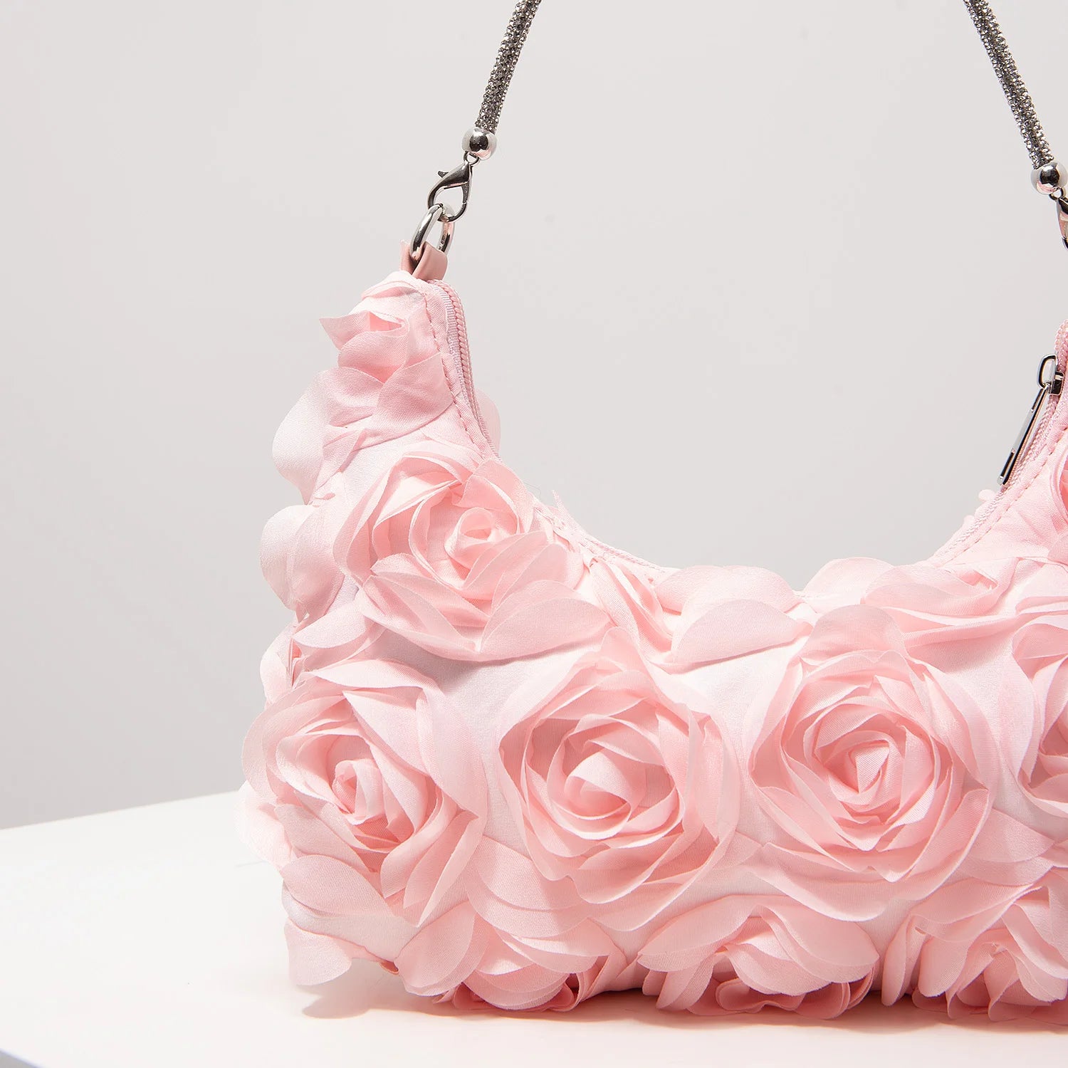 Sac à bandoulière à motif floral, idéal pour les femmes élégantes. Parfait pour les soirées de gala, les fêtes, les bals de fin d’année, les mariages et autres occasions spéciales.