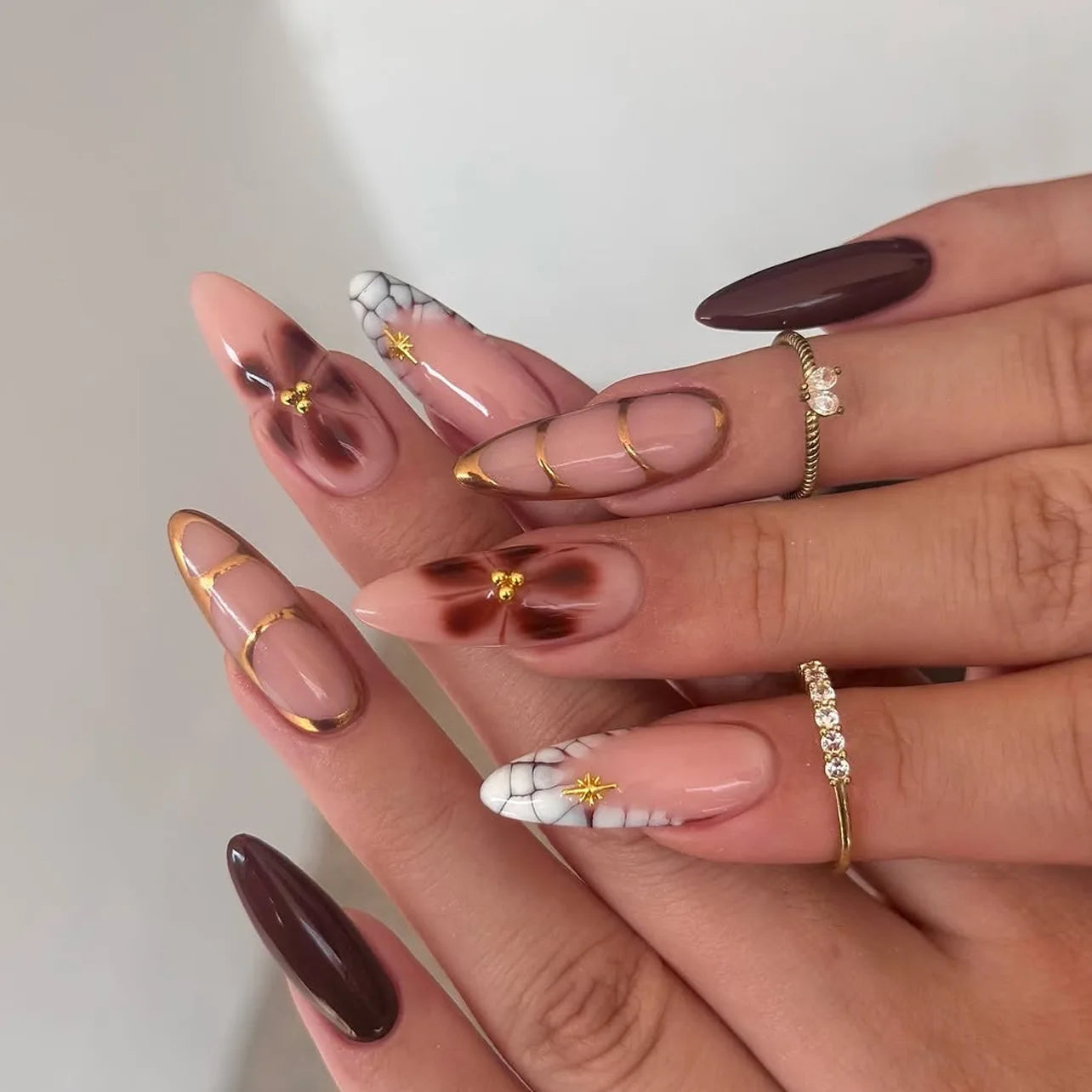 24 pièces de faux ongles à fleurs, style tendance, avec effet dégradé jaune et rose. Ongles portables à couverture complète, forme amande , à poser directement (Press-On Nails).