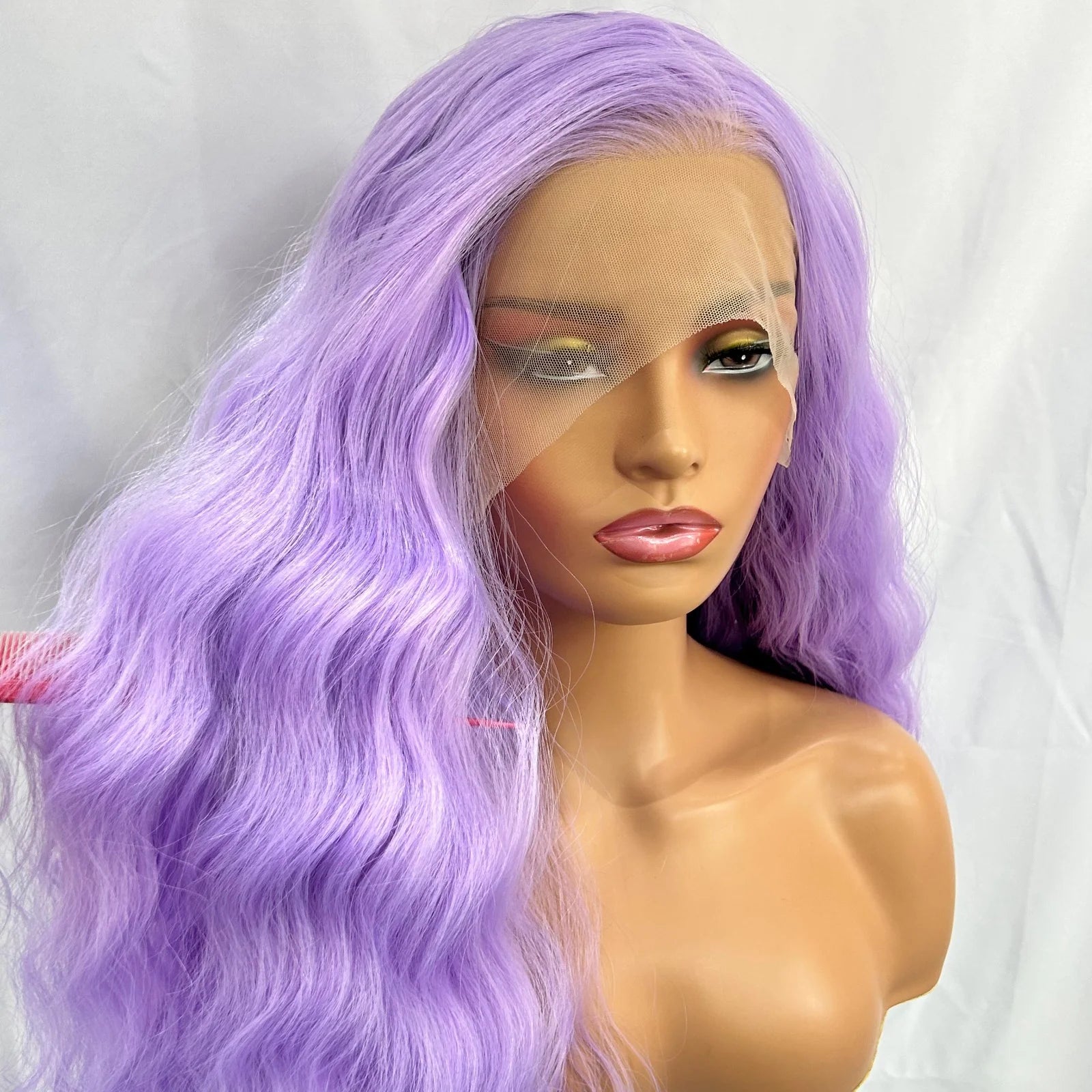 Perruque synthétique longue avec lace frontale 13x4 et raie libre (Free Part). Sa couleur lavande violet clair et ses ondulations naturelles apportent un style original et élégant.
