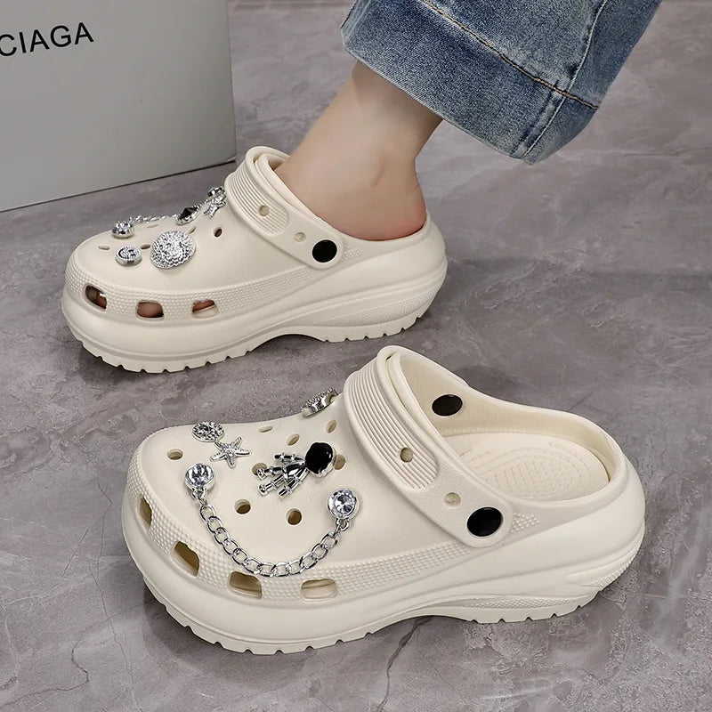 Sandales style Crocs pour femme avec ours en cristal, à porter en intérieur et extérieur. Mules d’été tendance, modèle DIY à double utilisation, confortables et respirantes en EVA, style décontracté pour femme.