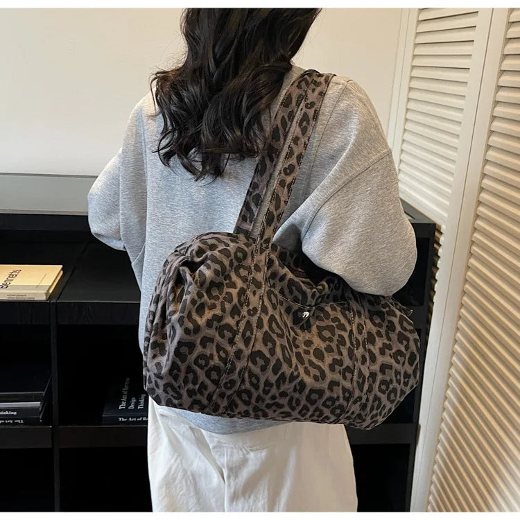 Sac cabas en toile à motif léopard tendance, grande capacité, sac à bandoulière mode avec poignées, idéal pour les trajets quotidiens, sac polyvalent avec texture et rangement.