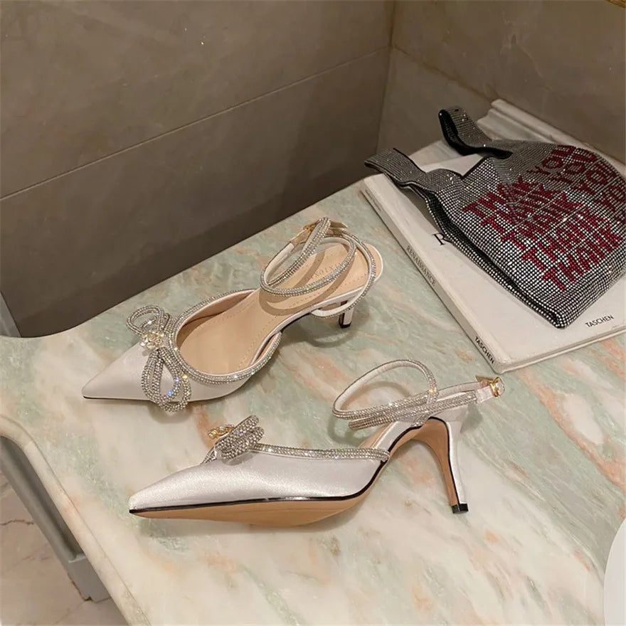 Mode diamant nœud papillon femmes sandales 2026 coréen pointu cristal boucle noir rose soie robe de soirée de mariage dame chaussures à talons hauts