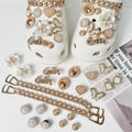 Nouvelle arrivée : pins, ensemble d’accessoires de chaussures amovibles avec chaîne papillon pour sabots. Décorations de chaussures florales au style luxueux, parfaites pour personnaliser vos chaussures, idée cadeau idéale.