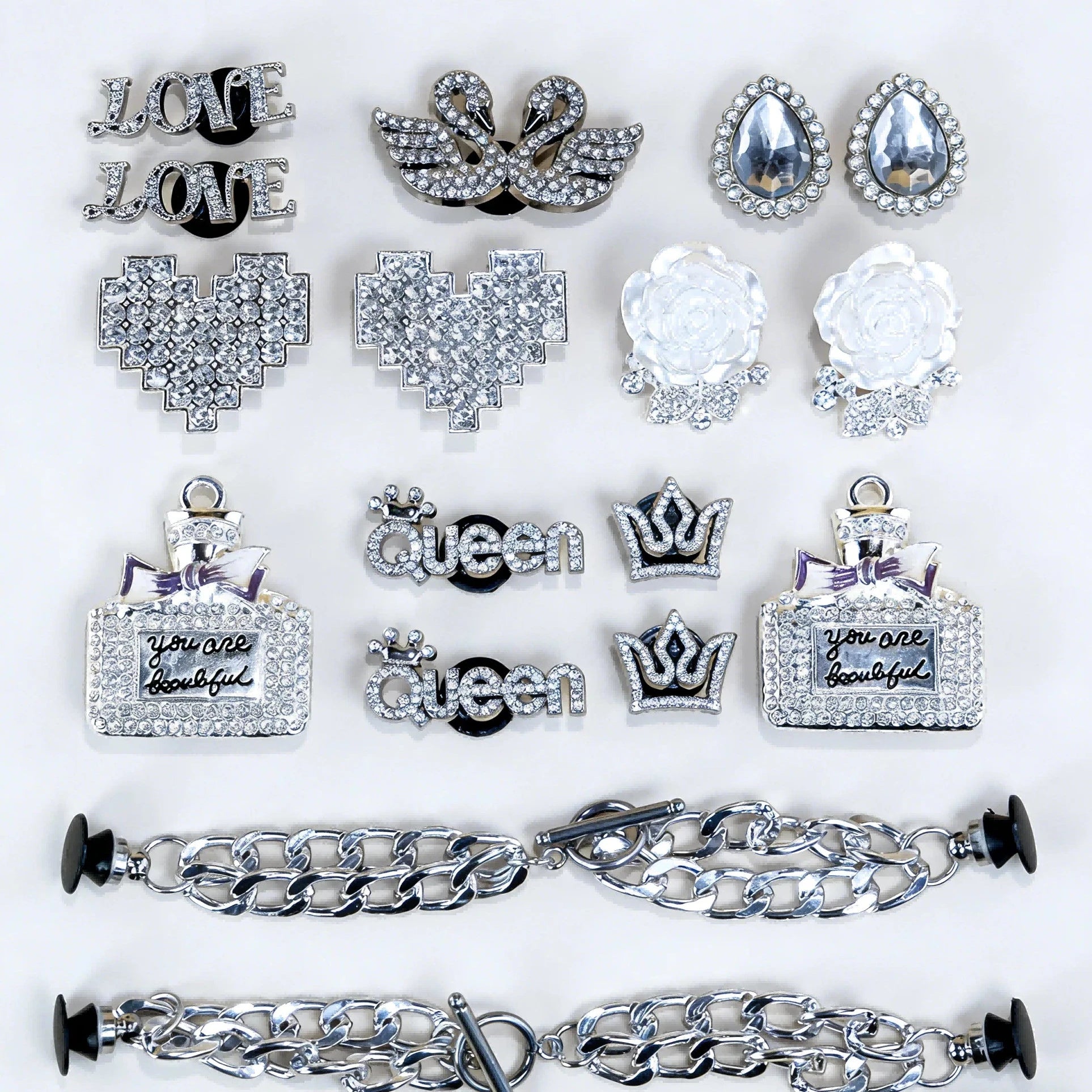 1 / 18 pièces de breloques en métal – Charms de style mode pour femmes et filles, design argenté. Motifs variés incluant parfum, cœur, fleurs et strass. Accessoires décoratifs pour chaussures, permettant de personnaliser et embellir vos sandales ou sabots