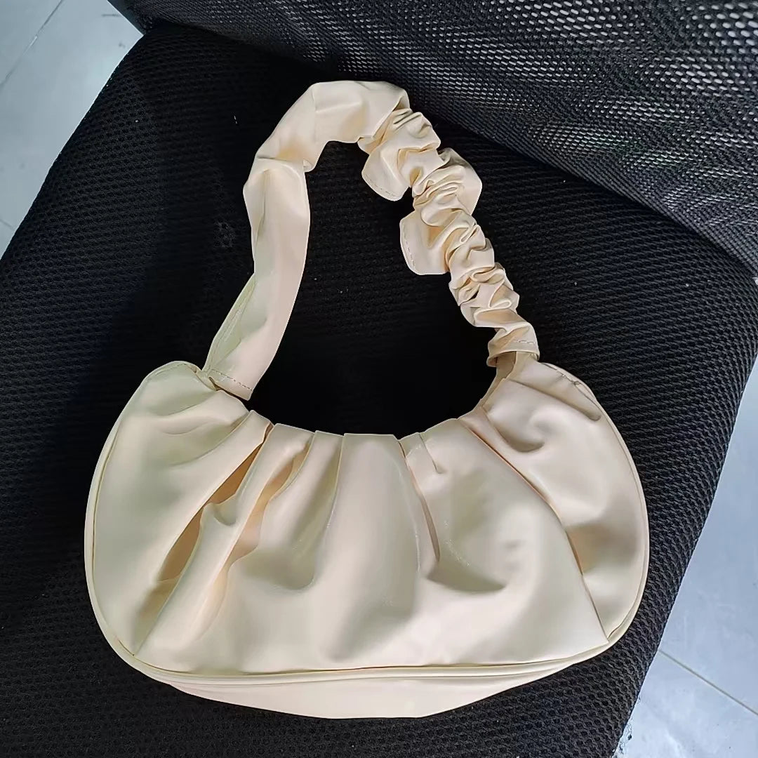 Sac à main élégant au design plissé effet nuage, conçu en cuir PU. Ce modèle moderne et féminin peut être porté à l’épaule ou sous le bras pour un look chic et décontracté.