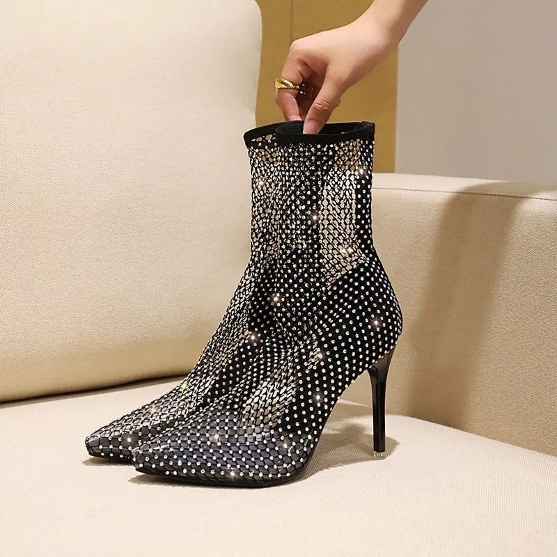 Bottes tendance pour femme 2025, à talons fins et bout pointu, avec effet chaussette en maille transparente. Modèle ajouré orné de strass brillants, au design sexy et élégant. Bottes hautes modernes parfaites pour les soirées et les occasions spéciales.