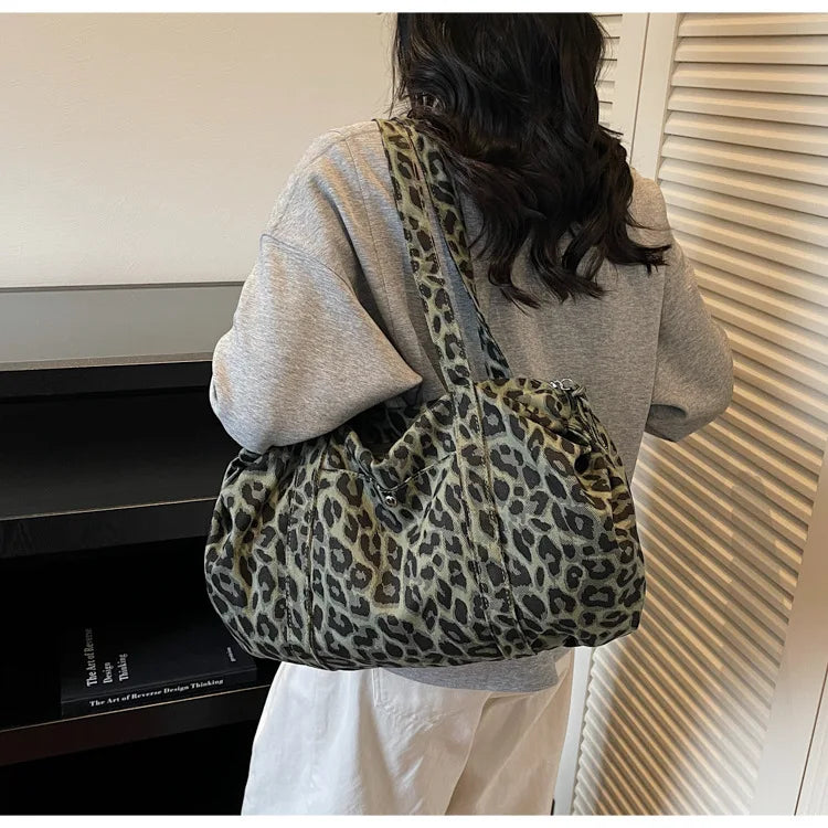 Sac cabas en toile à motif léopard tendance, grande capacité, sac à bandoulière mode avec poignées, idéal pour les trajets quotidiens, sac polyvalent avec texture et rangement.