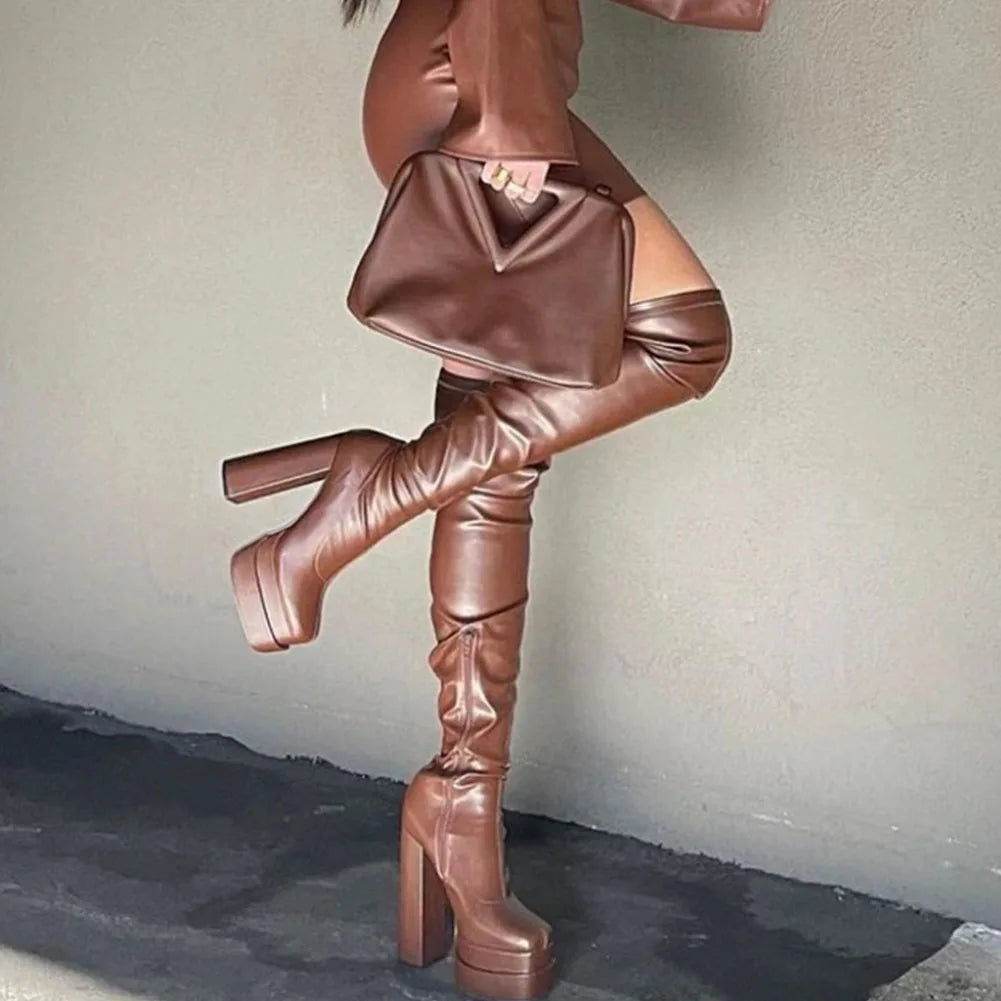 Bottes au-dessus du genou pour femme à double plateforme et très hauts talons. Bottes élégantes, sexy et confortables, conçues pour garder les pieds au chaud en hiver. Chaussures féminines d’hiver au style sophistiqué.