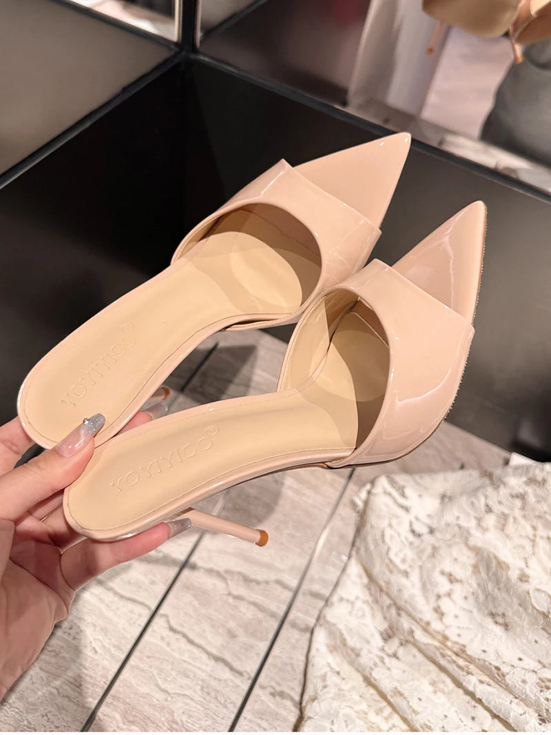 Mules d’été tendance pour femme à talon fin, style nightclub. Chaussures sexy à bout ouvert type peep toe, sandales élégantes à enfiler pour tenue de soirée et fêtes, style habillé pour femme.