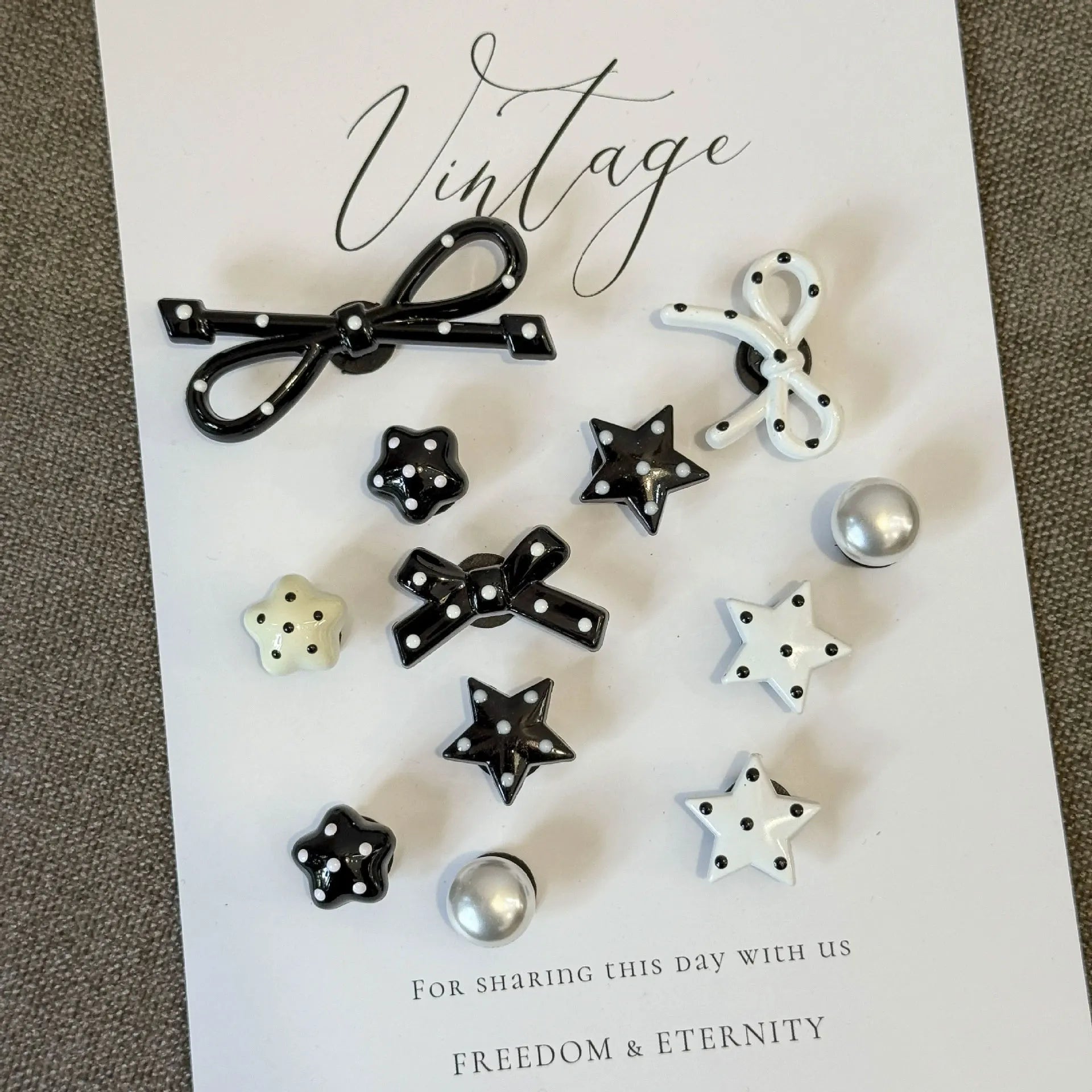 Set de charms de chaussures élégants avec perles et nœud, décorations florales sophistiquées. Accessoires DIY amovibles pour chaussures, ornements de style avancé avec motifs de perles, fleurs, étoiles et éléments cartoon pour personnaliser vos chaussures